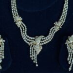 Juego de collar y aretes colgantes con diamantes