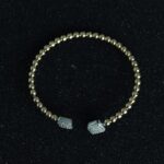 Brazalete rígido esférico con terminales pavé de diamantes