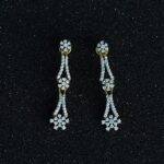 Aretes largos florales con diamantes