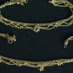 Set de 2 pulseras artesanales en oro amarillo 18K con detalles esmaltados y bolitas decorativas
