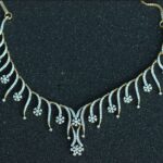 Collar floral tipo cascada con pavé de diamantes