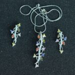 Set de collar y aretes en oro blanco 18K con diseño de enredadera y gemas multicolor en cortes triangulares y marquesas