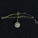 Collar fino con dije circular pavé de diamantes