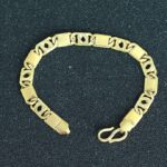 Pulsera de oro amarillo 18K con eslabones calados y lisos alternados, diseño grueso