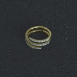 Anillo triple curvo en oro amarillo 18K con pavé de diamantes en tres vueltas