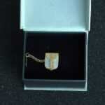 Collar de cadena delgada en oro amarillo 18K con dije geométrico moderno pavé de diamantes