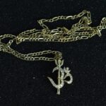 Collar de oro amarillo 18K con dije símbolo hindú “Om” engastado con brillantes