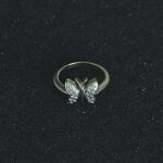 Anillo de oro blanco 18K con diseño de mariposa pavé de diamantes