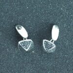 Par de gemelos en oro blanco 18K con incrustaciones pavé triangulares de brillantes negros