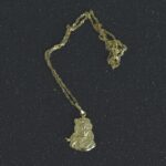 Collar de oro amarillo 18K con dije tallado de dios hindú (posiblemente Krishna)