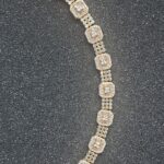 Pulsera cuadrada articulada de oro amarillo con doble fila y centros pavé