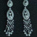 Aretes largos tipo chandelier en oro blanco 18K con diamantes