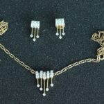 Set de collar y aretes en oro blanco 18K con diseño moderno de dijes colgantes pavé de diamantes